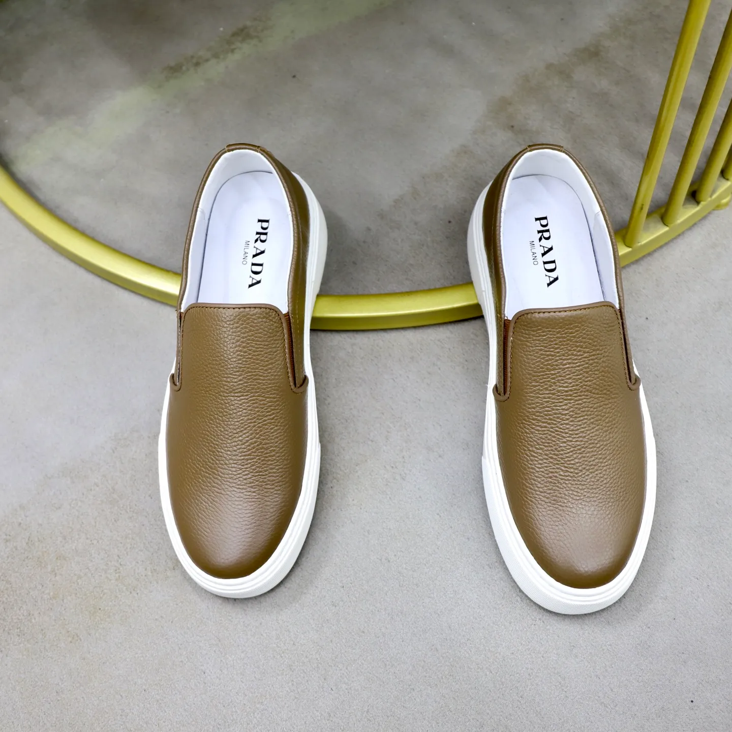 Ex-factory price: 420💰🙅‍♂️🙅‍♂️🙅‍♂️ Brand: PRADA Standard code: 38–44 (45 can be customized) Grade: Same as the official website Material: Original cowhide fabric Comfortable pigskin lining Lightweight wear-resistant outsole Style category: Men's fashionable casual shoes and boots Running sports shoes Distinguished luxury brand elements Top luxury Color: actual picture color
